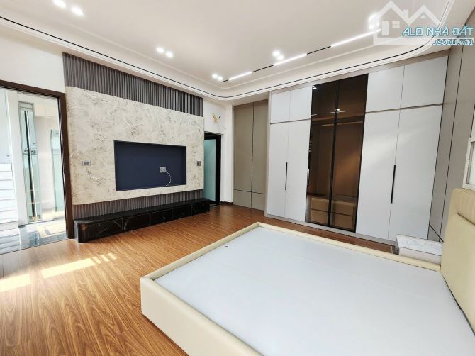 6 tầng thang máy xây mới Nguyễn Văn Cừ, 20m ra Phố, 45m2 sổ x mtiền 8m,full đồ.Giá 11.6 tỷ - 12