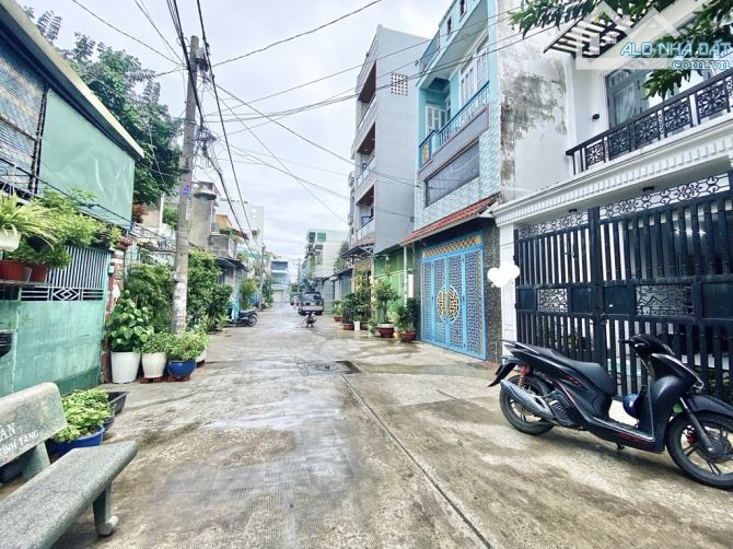 Biệt thự 2 tầng đường ĐÔNG HƯNG THUẬN 42, phường THT, Q12, dt 125m2 (7,8mx16m) Hẻm 7m - 15