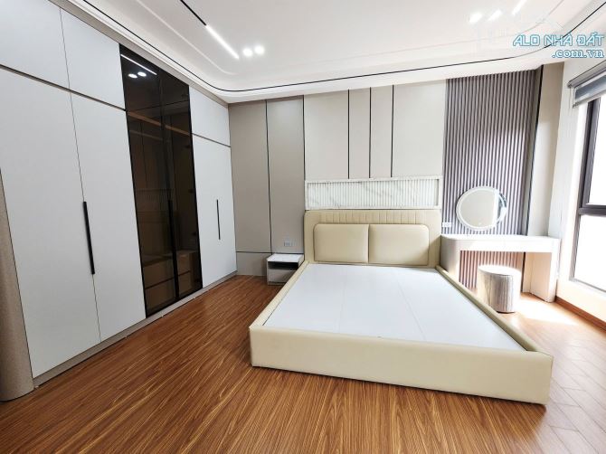 6 tầng thang máy xây mới Nguyễn Văn Cừ, 20m ra Phố, 45m2 sổ x mtiền 8m,full đồ.Giá 11.6 tỷ - 18