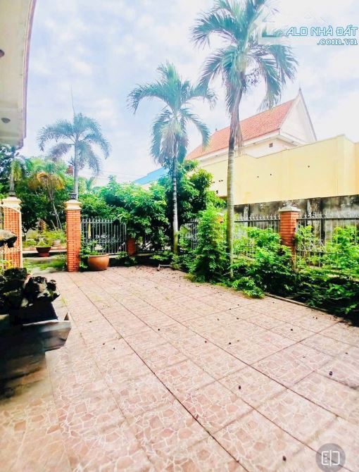 Bán Biệt Thự Mặt Tiền Hóc Môn - 1266M2 (18 x 62m ) - 2Tầng - Đường 40m -  Chỉ 25,9 Tỷ. - 2