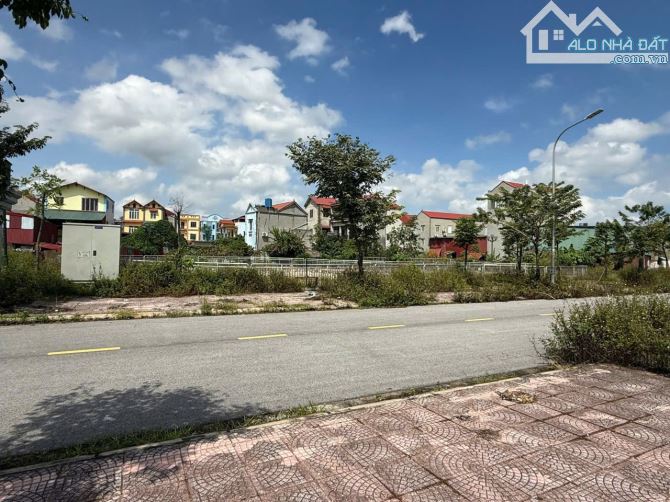 Bán lô đất dự án thân thượng yên phong nhìn hồ DT,100m, MT5m, Hướng Tây, Giá 2,56 tỷ - 2