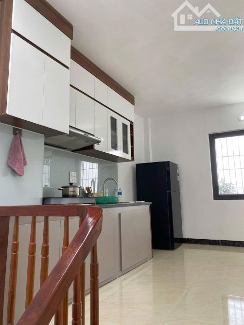 Cho thuê nhà nguyên căm Ngọc Trì- Thạch Bàn- 6 tầng - thang  máy- 11tr - 2