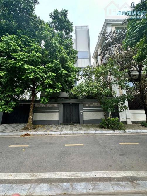 CC CẦN BÁN ĐẤT LẠC LONG QUÂN LÔ 05 D2 BIỆT THỰ VƯỜN ĐÀO 180m2, MẶT TIỀN 11M XÂY CAO 8 tầng - 2