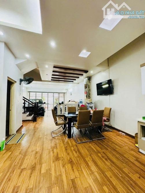 BÁN NHÀ LÔ GÓC BA ĐÌNH Ô TÔ THANG MÁY MẶT TIỀN 8M GIÁ 300TRIỆU/M