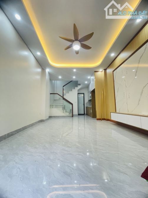 Bán Nhà  Cổ Linh  Thang máy ô Tô đỗ Cổng 35M2 7T MT5.3 giã  8.5 tỷ Long Biên Hà Nội - 2