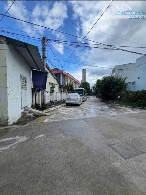 Bán Đất Tặng Nhà Lô Góc 2 Mặt Tiền Rộng 10M Cạnh Đường Dương Hiến Quyền  cách biển 300m - 2