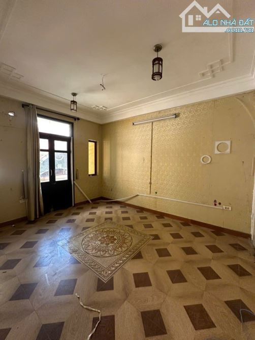 Bán nhà Phân Lô đường Nguyễn Khang - Sổ 50m2 - 5 Tầng - MT 5,3m - Ngõ oto chạy. - 2