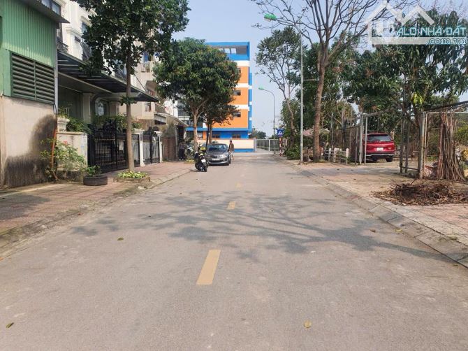 CỰC HIẾM KHU ĐẤU GIÁ VIỆT HƯNG DT 90M2, 5 TẦNG, MT 5M, Ô TÔ TRÁNH, VỈA HÈ ĐÁ BÓNG VIEW - 2