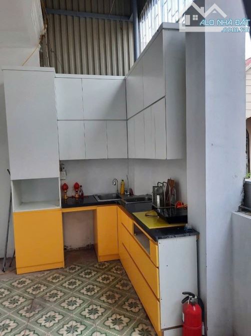 Cho thuê nhà LÔ GÓC - Ô TÔ tránh phố Hoa Bằng, Cầu Giấy 30m x 3 tầng giá 12 triệu - 2
