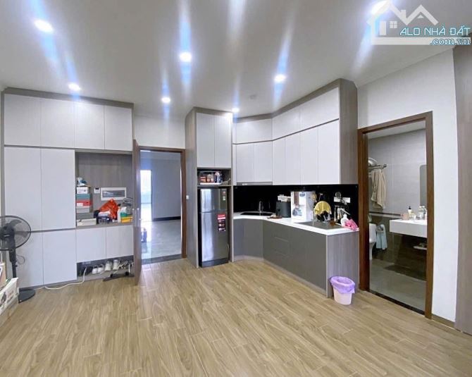 BÁN NHÀ NGUYÊN HỒNG - Ô TÔ ĐỖ CỬA - LÔ GÓC - 65M2 - 7 TẦNG - 7.2M MẶT TIỀN - DÒNG TIỀN CAO - 2