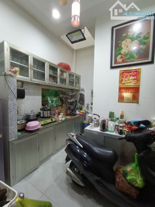 Bán nhà Trịnh Đình Trọng - DT 388m2 sàn, ngang 4m3 - Hẻm 10m xe tải thông - 2