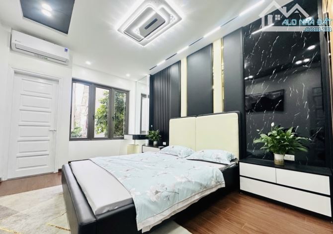 Bán nhà  Hoàng Quốc Việt  36m x 5 tầng,sổ phân lô, ngõ nông gần phố chỉ 8.1 tỷ - 2