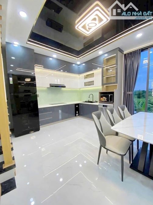 Hoàng Quốc Việt nhà cạnh Phú Mỹ Hưng 5 tầng ST thang mái - 2