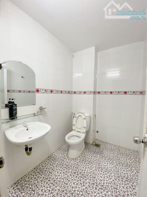 NHÀ P4 Q8 MẶT TIỀN ĐƯỜNG ĐÔNG HỒ - 45m2 - 5 tầng BTCT - SHR - 7PN 5WC - Tiện ở và cho thuê - 2