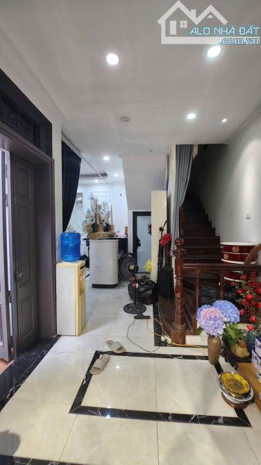Cho thuê nhà nguyên căn ngõ 232 Tôn Đức Thắng, Hàng Bột, Đống Đa. DT 100m x 3 tầng, giá - 2