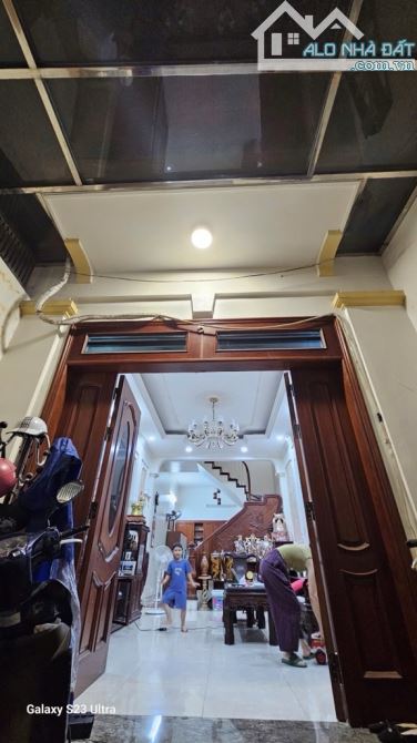 BÁN GẤP NHÀ RIÊNG KINH DOANH - Ô TÔ ĐỖ - 2 MẶT THOÁNG ​Vị trí: Ngõ thông, - 3