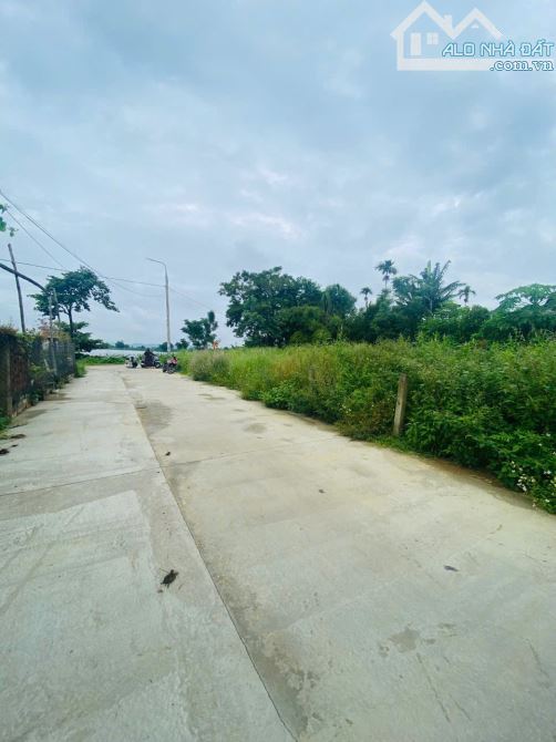 Đất nhà vườn, cách sông 50m. ngang 10m, diện tích 260m2. giá 6tr/1m2 đường ô tô như hình. - 3