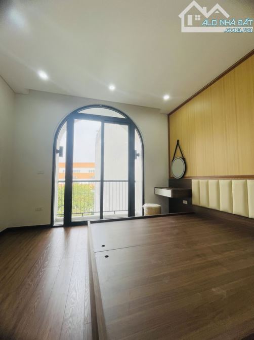 Bán Nhà  Cổ Linh  Thang máy ô Tô đỗ Cổng 35M2 7T MT5.3 giã  8.5 tỷ Long Biên Hà Nội - 3