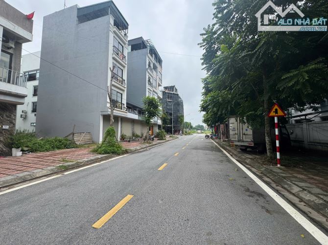 Hàng hiếm khu TĐC NGỌC THUỴ đường 15.5m view trường học, sử dụng 2 vỉa hè - 3