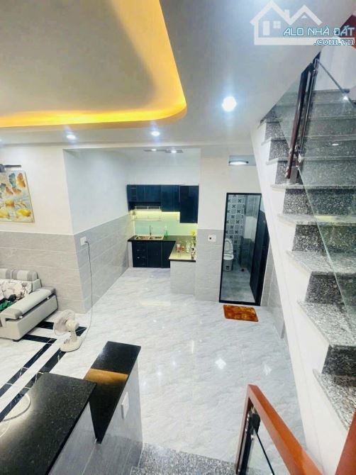 NHÀ LÔ GÓC HIẾM – HOÀI THANH, Q8 – NGANG GẦN 6M NỞ HẬU CỰC 3PN – 2WC – BAN CÔNG – GIÁ 4.5T - 3