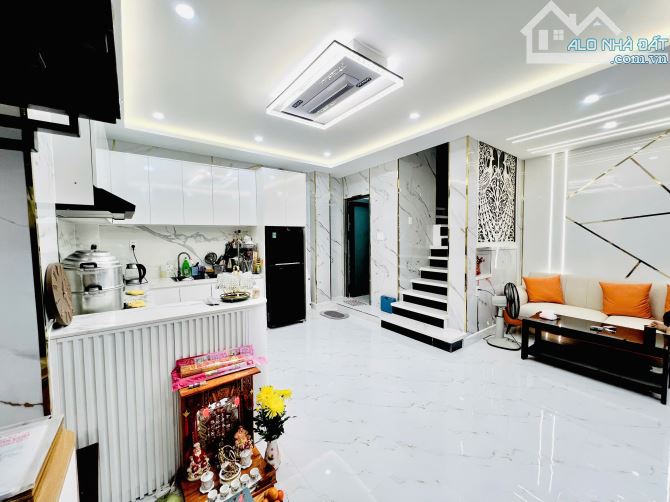 Kiếm đâu ra! Hầm trệt 3 lầu - diện tích 4x14m - ngay Bàu cát 8 - giá chỉ 10 tỷ hơn - 3
