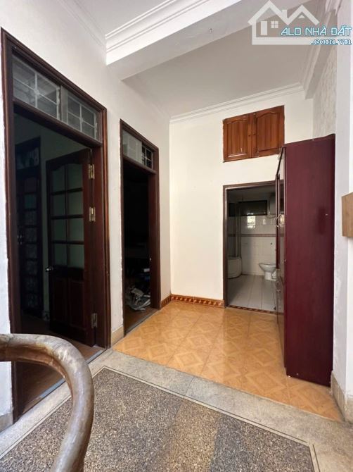 Bán nhà Phân Lô đường Nguyễn Khang - Sổ 50m2 - 5 Tầng - MT 5,3m - Ngõ oto chạy. - 3