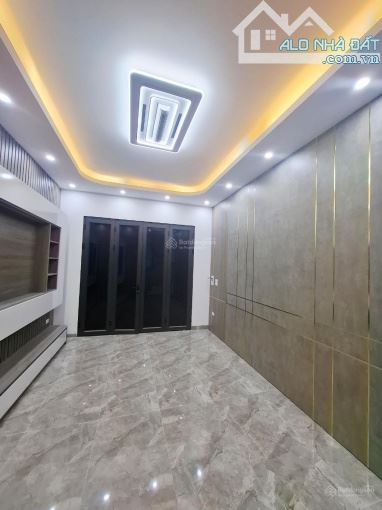 5,8 tỷ nhà Cự Khối cực đẹp - 30,1m2 - 5 tầng - ô tô đỗ cổng - 3