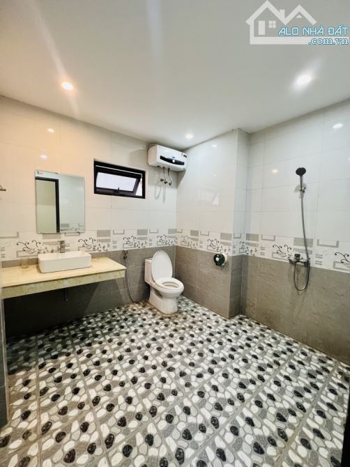 NHỈNH 9 TỶ LÔ GÓC 2 THOÁNG 5 TẦNG THANG MÁY .GA RA Ô TÔ RA VÀO NGÀY TT QUẬN - 3