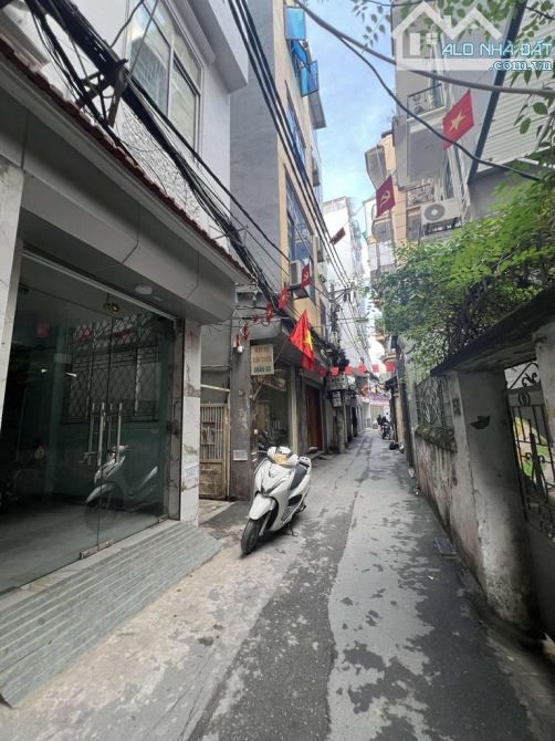 BÁN GẤP NHÀ RIÊNG KINH DOANH - Ô TÔ ĐỖ - 2 MẶT THOÁNG ​Vị trí: Ngõ thông, - 4