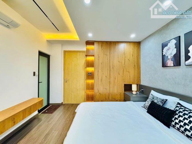 Chính chủ bán nhà 56m2 xây 5 lầu Đoàn Như Hải,Q4 giá 4tỷ350.Gần Cầu Khánh Hội.Hẻm 7m - 4