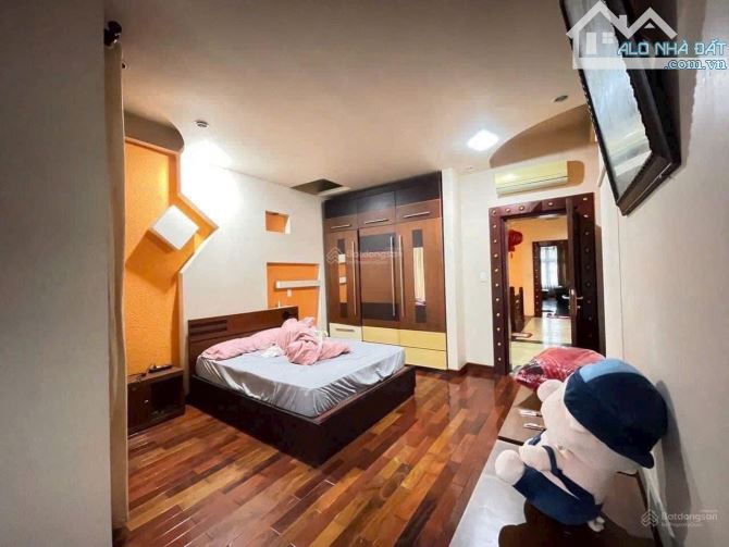 Bán căn nhà 4 tầng thang máy mặt đường Lê Thánh Tông - DT 250m - Mt hơn 9m có sân vườn - 4