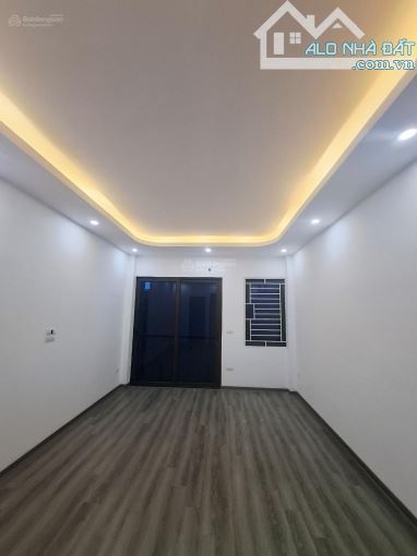 5,8 tỷ nhà Cự Khối cực đẹp - 30,1m2 - 5 tầng - ô tô đỗ cổng - 4