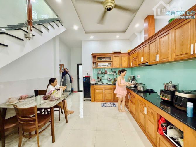 BÁN NHÀ NGAY NẰM TRONG CHỢ THẠNH XUÂN-Q12-60M2-1 TRÊT-1 LẦU-GIÁ 4,48 T-CÒN BỚT LỘC - 5