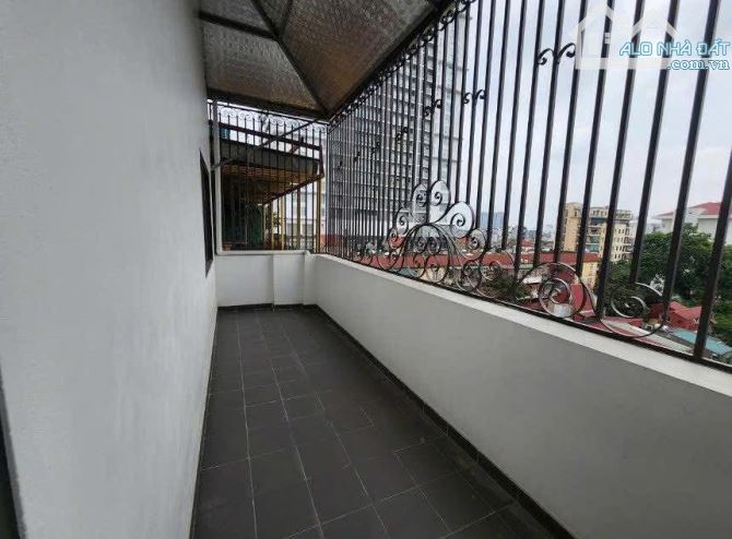 BÁN NHÀ NGUYÊN HỒNG - Ô TÔ ĐỖ CỬA - LÔ GÓC - 65M2 - 7 TẦNG - 7.2M MẶT TIỀN - DÒNG TIỀN CAO - 5