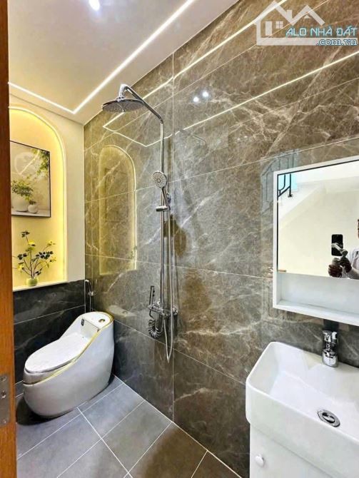 Vị trí đẹp gần Vạn Hạnh Mall. Căn 49m² Sư Vạn Hạnh xây 1 trệt 3 lầu, giá 4.35 tỷ. Sổ sẵn - 5