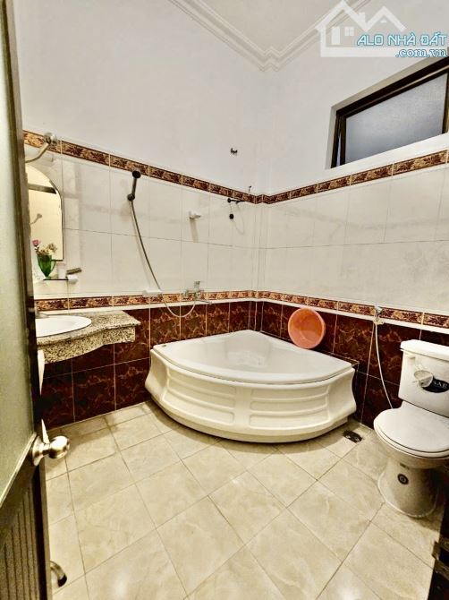 B.Nhà mặt đường Mê Linh 68m2 mặt tiền 4m / xây 4 tầng - 5