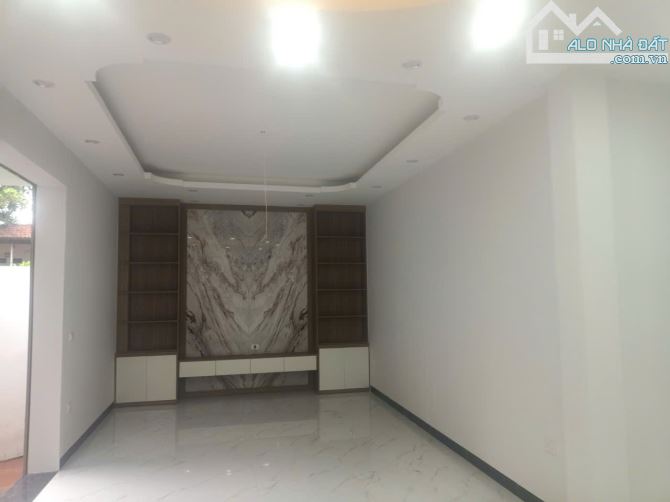 BÁN NHÀ MỚI PHỐ SƠN ĐỒNG  DT 47M2 X 5 TẦNG Ô TÔ VÀO LÔ GÓC  CÓ 6 PHÒNG NGỦ SỔ  D - 6