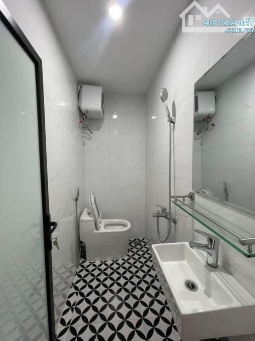 BÁN NHÀ TẬP THỂ HỒNG MAI-LÔ GÓC-ÔTÔ ĐỖ CỬA-DT 80M-2 PN ( CÓ THỂ LÀM 3 PN)-2 VS-TC 4 TỶ - 6