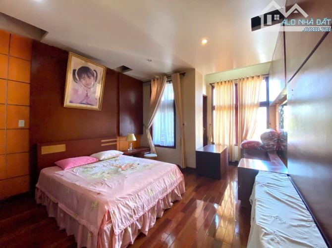Bán căn nhà 4 tầng thang máy mặt đường Lê Thánh Tông - DT 250m - Mt hơn 9m có sân vườn - 6