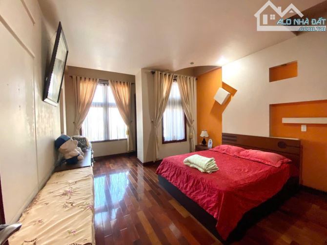 Bán căn nhà 4 tầng thang máy mặt đường Lê Thánh Tông - DT 250m - Mt hơn 9m có sân vườn - 7