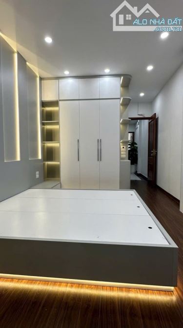Bán nhà Vĩnh Hưng. Mặt ngõ thông. Ô tô đỗ 15M. Gần phố, gầm Ô tô. Tiện ích đầy đủ. - 7