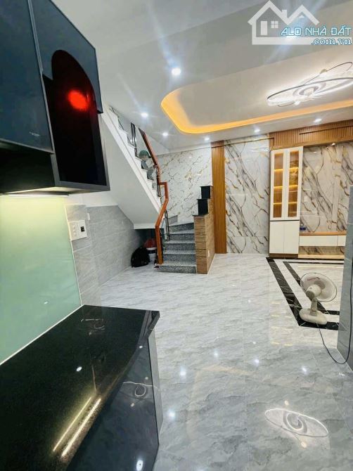 NHÀ LÔ GÓC HIẾM – HOÀI THANH, Q8 – NGANG GẦN 6M NỞ HẬU CỰC 3PN – 2WC – BAN CÔNG – GIÁ 4.5T - 8