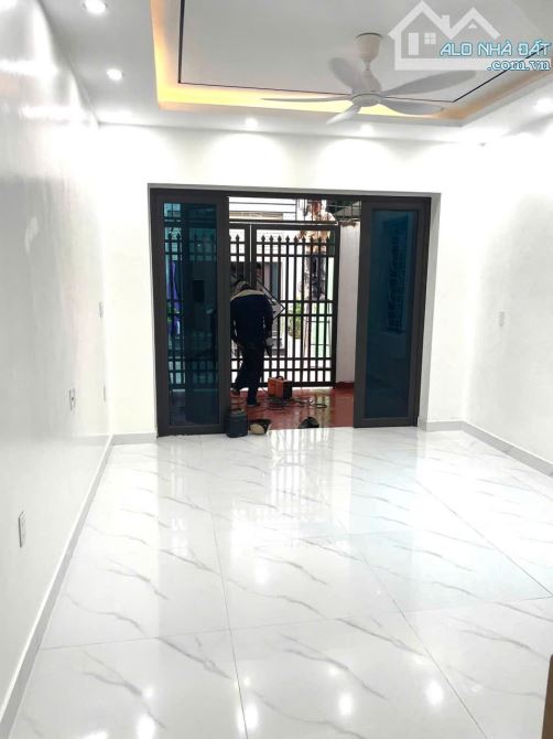BÁN NHÀ 2 TẦNG, ĐỘC LẬP DÂN XÂY Ở, NẰM TRONG NGÕ CÁCH ĐƯỜNG TRƯƠNG VĂN LỰC 30m