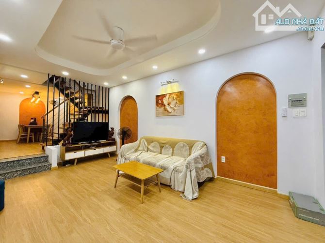 Nhà Gò Vấp-Hẻm Phạm Ngũ Lão cách MT 1căn-3 tầng 3 phòng ngủ-nhỉnh 5Ty-ngay ĐH Công nghiệp