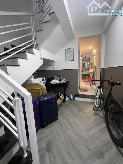 Căn hộ 6 phòng Lê Độ 4 tỷ 35.   Mô tả :  - Nhà 3 tầng đã hoàn công Diện tích đất 56m2. - C