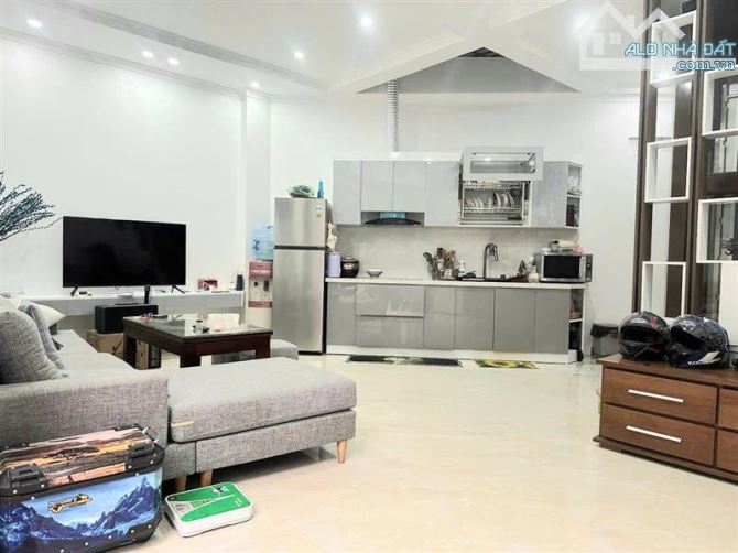 Bán nhà Thịnh Quang ngõ ba gác thoáng sạch , nhà mới đẹp 6 tầng thang máy nhập khẩu 40m gi