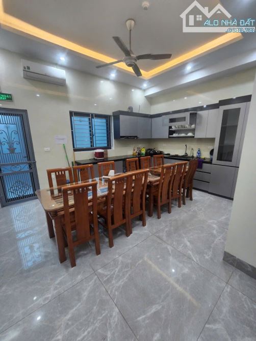 Bán khách sạn 6 Tầng Lý Đạo Thành Dt 110m2, mt 5,5m, giá 22 tỷ, đang có dòng tiền