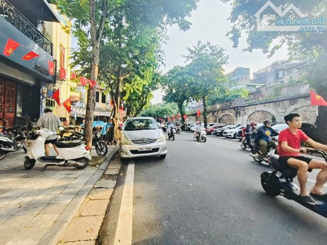 NHÀ MẶT PHỐ PHÙNG HƯNG hơn 100m2 - Dòng tiền 150 triệu/ tháng Vị trí đẹp- KD SẦM UẤT