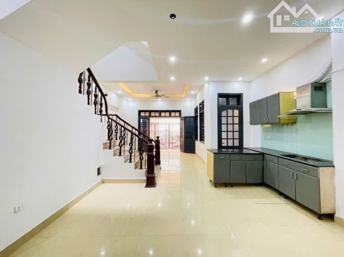 BÁN NHÀ THẠCH BÀN LONG BIÊN – 5 TẦNG – GARA Ô TÔ – 5,25 TỶ – GẦN AOEN , NHÀ ĐẸP SỔ ĐỎ