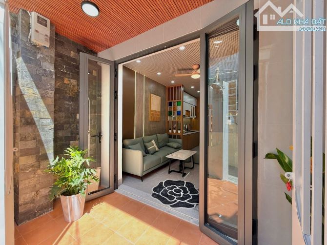 Nhà 2 tầng kiệt Hàn Mạc Tử  Cách chỗ đậu oto vài bước chân